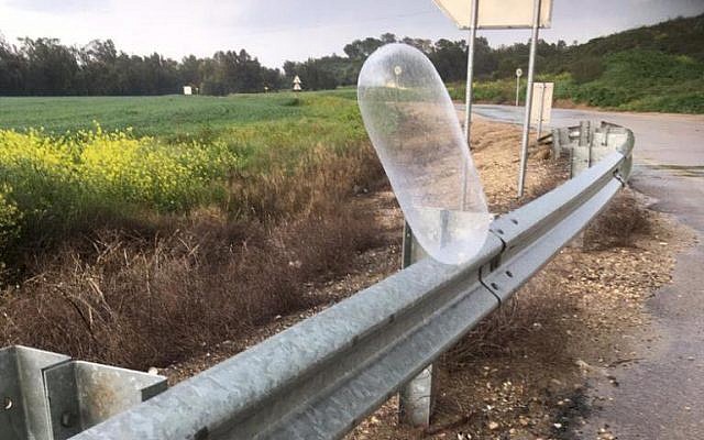 Un ballon transportant un explosif présumé de la bande de Gaza atterrit dans le sud d'Israël le 19 février 2019. (Crédit : Yediot MeHaShetah) Un ballon transportant un explosif présumé de la bande de Gaza atterrit dans le sud d'Israël le 19 février 2019. (Crédit : Yediot MeHaShetah)