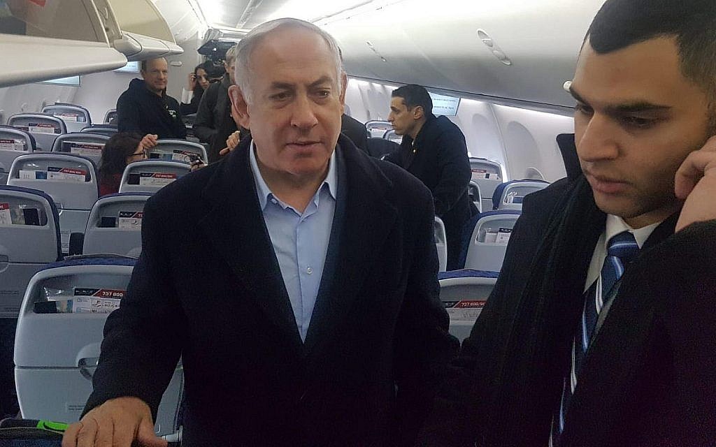 Le Premier ministre Benjamin Netanyahu s'adresse aux journalistes dans l'avion de retour de Pologne au petit matin le 15 février 2019. (Raphael Ahren/Times of Israel)