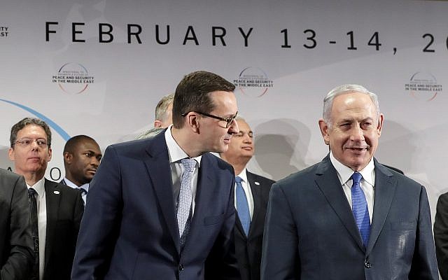 Le Premier ministre polonais Mateusz Morawiecki, à gauche, et le Premier ministre israélien Benjamin Netanyahu à la conférence sur la paix et la sécurité au Moyen-Orient à Varsovie, en Pologne, le 14 février 2019 (Crédit : AP/Michael Sohn) Le Premier ministre polonais Mateusz Morawiecki, à gauche, et le Premier ministre israélien Benjamin Netanyahu à la conférence sur la paix et la sécurité au Moyen-Orient à Varsovie, en Pologne, le 14 février 2019 (Crédit : AP/Michael Sohn)