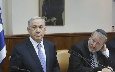Le Premier ministre Benjamin Netanyahu, (à gauche), et le secrétaire de cabinet de l'époque, Avichai Mandelblit, lors d'une réunion du cabinet le 4 janvier 2015. (Marc Israel Sellem/Pool/Flash90)