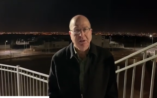 Le candidat du Hossen LeYisrael Moshe Ya'alon, dans l'implantation de Leshemen Cisjordanie, le 3 février 2019. (Crédit : capture d'écran YouTube) Le candidat du Hossen LeYisrael Moshe Ya'alon, dans l'implantation de Leshemen Cisjordanie, le 3 février 2019. (Crédit : capture d'écran YouTube)