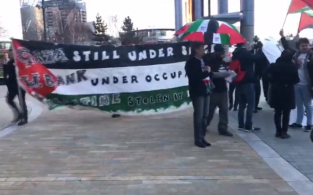 Des activistes pro-palestiniens protestent contre Israël devant le studio de Manchester de "Eurovision : You Decide" le 8 février 2019. (Capture d'écran/Channel 12) Des activistes pro-palestiniens protestent contre Israël devant le studio de Manchester de "Eurovision : You Decide" le 8 février 2019. (Capture d'écran/Channel 12)