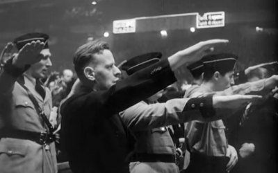 Des sympathisants nazis américains lors d'un rassemblement nazi en 1939 au Madison Square Garden de New York, issu du court-métrage documentaire "Night at the Garden' (Crédit : capture d'écran) Des sympathisants nazis américains lors d'un rassemblement nazi en 1939 au Madison Square Garden de New York, issu du court-métrage documentaire "Night at the Garden' (Crédit : capture d'écran)