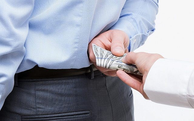 Image d'illustration de pots-de-vins. La police a arrêté neuf suspects de plus dans un scandale lié à l'inspection alimentaire au ministère de la Santé (Crédit : iStock by Getty Images)