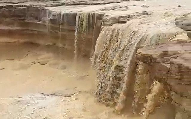 Capture d'écran d'une vidéo de l'inondation dans le Crater Ramon de la région du sud Negev, le 7 février 2019. (Twitter) Capture d'écran d'une vidéo de l'inondation dans le Crater Ramon de la région du sud Negev, le 7 février 2019. (Twitter)