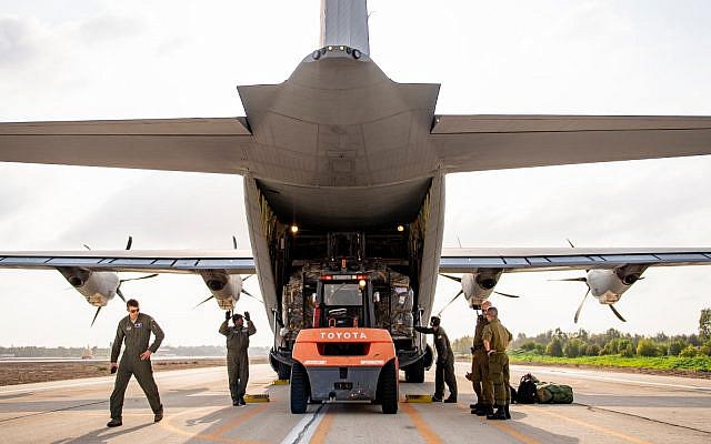 Des troupes des armées américaine et israélienne déchargent un avion cargo de l'armée de l'air américaine sur une base militaire israélienne lors de l'exercice conjoint Juniper Falcon, en février 2019. (Crédit : Armée américaine) Des troupes des armées américaine et israélienne déchargent un avion cargo de l'armée de l'air américaine sur une base militaire israélienne lors de l'exercice conjoint Juniper Falcon, en février 2019. (Crédit : Armée américaine)