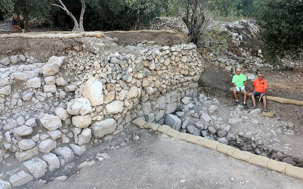 A Kiriath Jearim, fouille d'une série de terrasses le long de la pente sud-est du mont. (Fouilles de la famille Shmunis à Kiriath-Jearim)