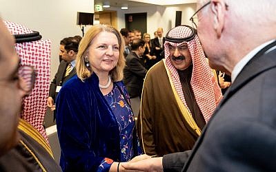 Le ministre des Affaires étrangères autrichien Karin Kneissl  rencontre des délégués à la conférence internationale sur le Moyen-Orient à Varsovie, le 14 février 2019 (Crédit : Angelika Lauber)