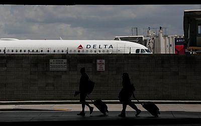 Les voyageurs marchent dans un terminal de l'aéroport international de Fort Lauderdale–Hollywood, le 29 juin 2018 (Crédit :  AP Photo/Brynn Anderson)