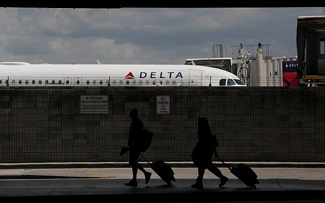 Les voyageurs marchent dans un terminal de l'aéroport international de Fort Lauderdale–Hollywood, le 29 juin 2018 (Crédit : AP Photo/Brynn Anderson) Les voyageurs marchent dans un terminal de l'aéroport international de Fort Lauderdale–Hollywood, le 29 juin 2018 (Crédit : AP Photo/Brynn Anderson)