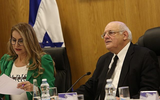 Le juge Hanan Melcer, président de la commission centrale électorale, et Orly Ades, directrice générale de la commission, le 21 février 2019. (Crédit : Yonatan Sindel/Flash90)