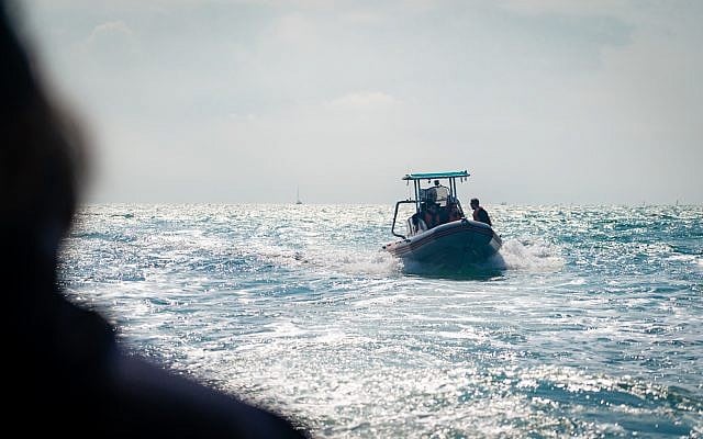 Des rangers marins patrouillent dans les eaux à proximité d'Hadera dans le centre d'Israël, le 19 février 2019. (Luke Tress/Times of Israel) Des rangers marins patrouillent dans les eaux à proximité d'Hadera dans le centre d'Israël, le 19 février 2019. (Luke Tress/Times of Israel)