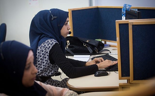 Femmes bédouines israéliennes travaillant dans un centre de service à la clientèle de Bezeq, situé dans une mosquée, dans la ville arabe du sud, Hura, le 27 juillet 2015. (Miriam Alster/FLASH90)
