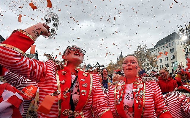De fêtards en rouge célèbrent le lancement de la saison du carnaval dans les rues de Cologne en Allemagne, le 11 novembre 2018. (AP Photo/Martin Meissner) De fêtards en rouge célèbrent le lancement de la saison du carnaval dans les rues de Cologne en Allemagne, le 11 novembre 2018. (AP Photo/Martin Meissner)