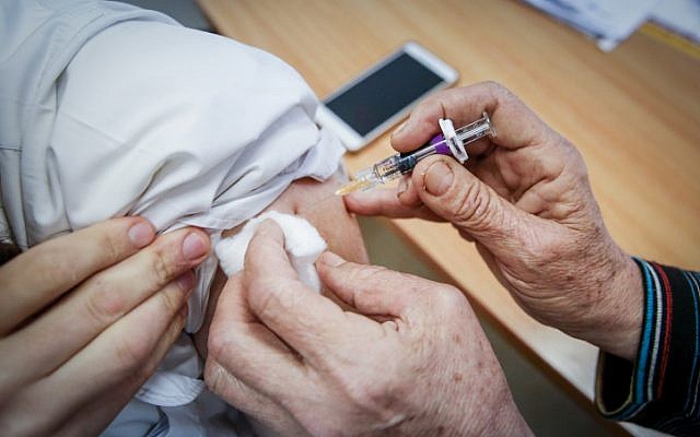Photo montrant un homme en train de se faire vacciner à Safed dans le nord d’Israël, le 6 novembre 2018. (David Cohen/ Flash 90) Photo montrant un homme en train de se faire vacciner à Safed dans le nord d’Israël, le 6 novembre 2018. (David Cohen/ Flash 90)