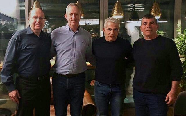 De G à D : L'ancien ministre de la Défense Moshe Yaalon, le dirigeant de Hossen LeYisrael Benny Gantz, le président de Yesh Atid Yair Lapid et l'ancien chef d'état-major de Tsahal Gabi Ashkenazi, le 21 février 2019. (Avec l'aimable autorisation de Hossen LeYisrael) De G à D : L'ancien ministre de la Défense Moshe Yaalon, le dirigeant de Hossen LeYisrael Benny Gantz, le président de Yesh Atid Yair Lapid et l'ancien chef d'état-major de Tsahal Gabi Ashkenazi, le 21 février 2019. (Avec l'aimable autorisation de Hossen LeYisrael)