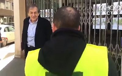Le philosophe juif français Alain Finkielkraut est pris pour cible par des manifestants en gilet jaune qui scandent des slogans antisémites, à Paris, le 16 février 2019. (Capture d'écran de Yahoo)