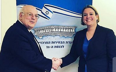 Le président de la Commission électorale centrale, le juge de la Cour suprême Hanan Melcer (à gauche) rencontre la directrice des élections de Facebook, Katie Harbeth, le 3 février 2019. (Autorisation)