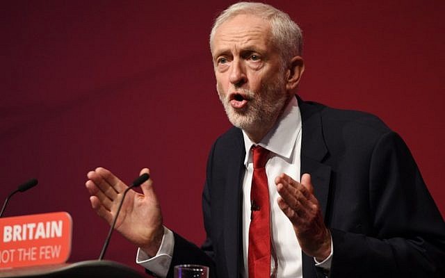 Le chef de l'opposition britannique Jeremy Corbyn s'adresse aux délégués le dernier jour de la conférence du Parti travailliste à Liverpool, en Angleterre, le 26 septembre 2018. (AFP Photo/Oli Scarff)