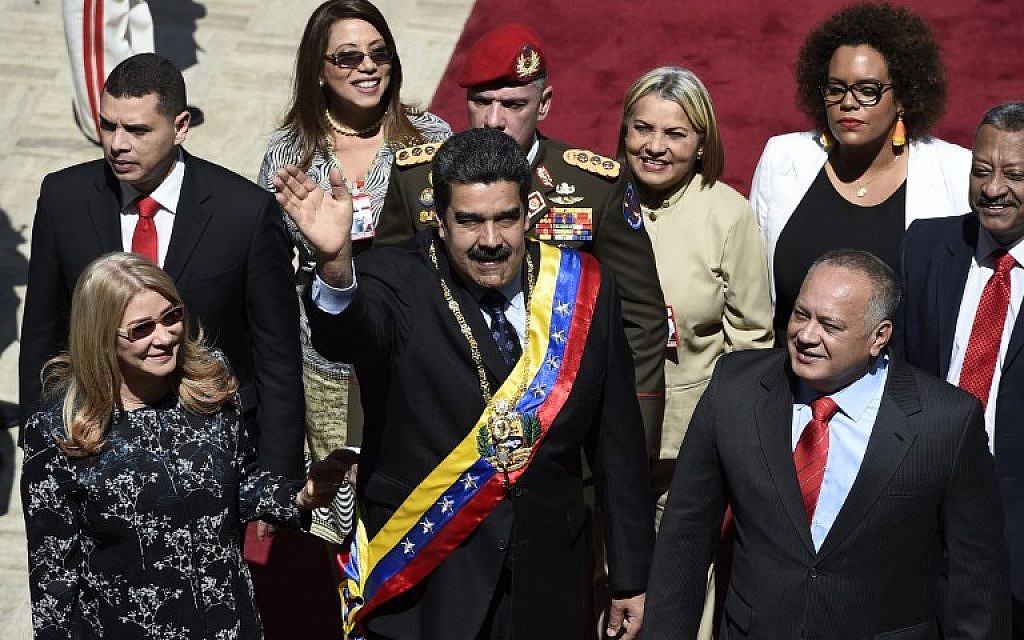 Le président vénézuélien Nicolas Maduro, (au centre), son épouse Cilia Flores, (à gauche), et le président de l'Assemblée constituante Diosdado Cabello, (à droite), arrivent au Palais législatif fédéral à Caracas le 14 janvier 2019. (Federico Parra/AFP)
