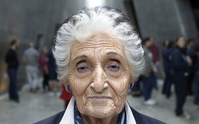 Berthe Badehi, 87 ans, française survivante de la Shoah, durant une interview à Yad Vashem, le 25 février 2019. (Crédit : MENAHEM KAHANA / AFP)