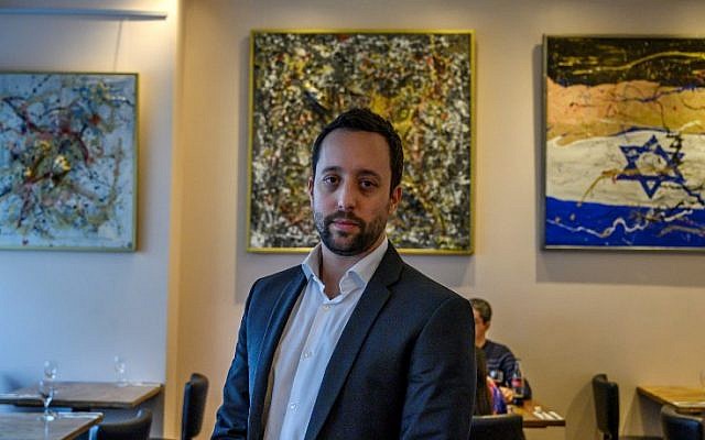 Le restaurateur israélien Yorai Feinberg durant une interview dans son restaurant de Berlin, le 26 février 2019. (Crédit : John MACDOUGALL / AFP) Le restaurateur israélien Yorai Feinberg durant une interview dans son restaurant de Berlin, le 26 février 2019. (Crédit : John MACDOUGALL / AFP)