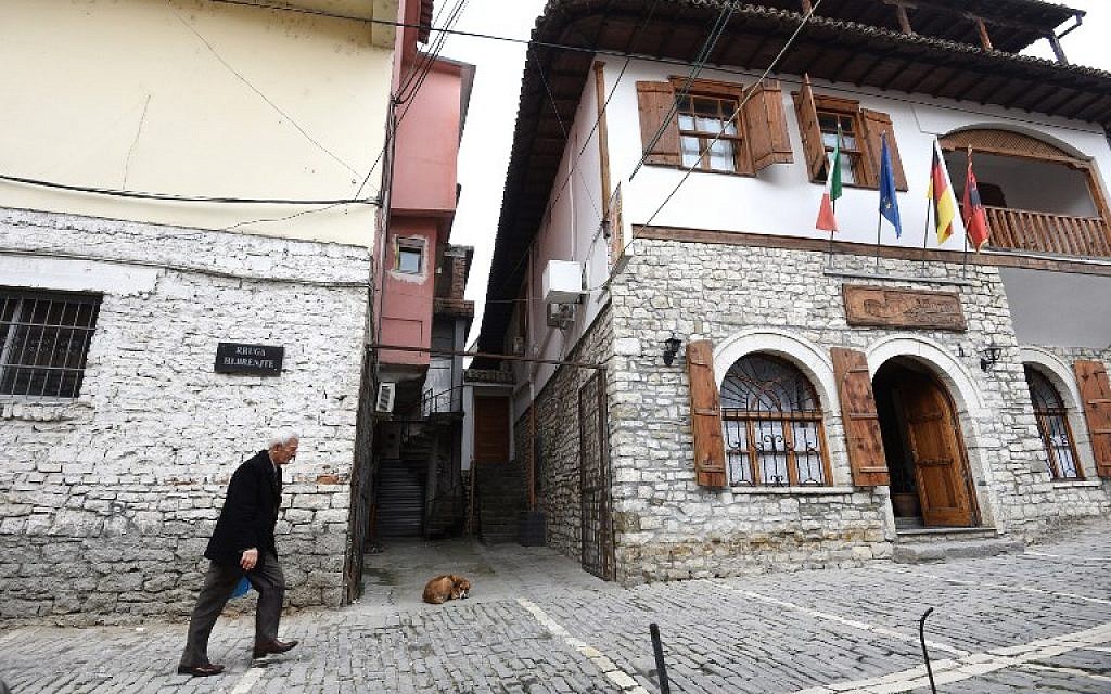 Un homme marche dans une rue de la ville de Berat, en Albanie, le 6 février 2019. (Crédit : Gent SHKULLAKU / AFP) Un homme marche dans une rue de la ville de Berat, en Albanie, le 6 février 2019. (Crédit : Gent SHKULLAKU / AFP)