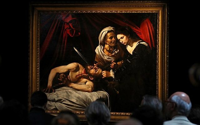 Une peinture, qui serait la seconde version de Judith et Holopherne, de Michelange, à Londres, le 28 février 2019. (Crédit : Daniel LEAL-OLIVAS / AFP) Une peinture, qui serait la seconde version de Judith et Holopherne, de Michelange, à Londres, le 28 février 2019. (Crédit : Daniel LEAL-OLIVAS / AFP)