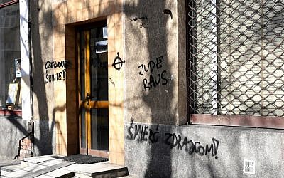 Les mots allemands "Jude Raus" (Juifs dehors), sur le mur du siège d’un mouvement d’opposition "Obywatele RP" (Citoyens de la République de Pologne, antifasciste et antinationaliste) à Varsovie, le 26 février 2019. (Crédit :  Janek SKARZYNSKI / AFP)