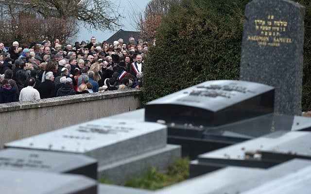 Cérémonie d'hommage à Quatzenheim après un acte de vandalisme, le 3 mars 2019. (Crédit : FREDERICK FLORIN / AFP)