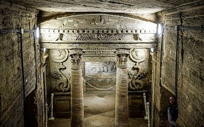 Les catacombes de Kom el-Shouqafa ont été découvertes en 1900 et sont considérées comme les plus célèbres et les plus importantes d'Alexandrie, le 3 mars 2019. (Crédit : Mohamed el-Shahed / AFP)