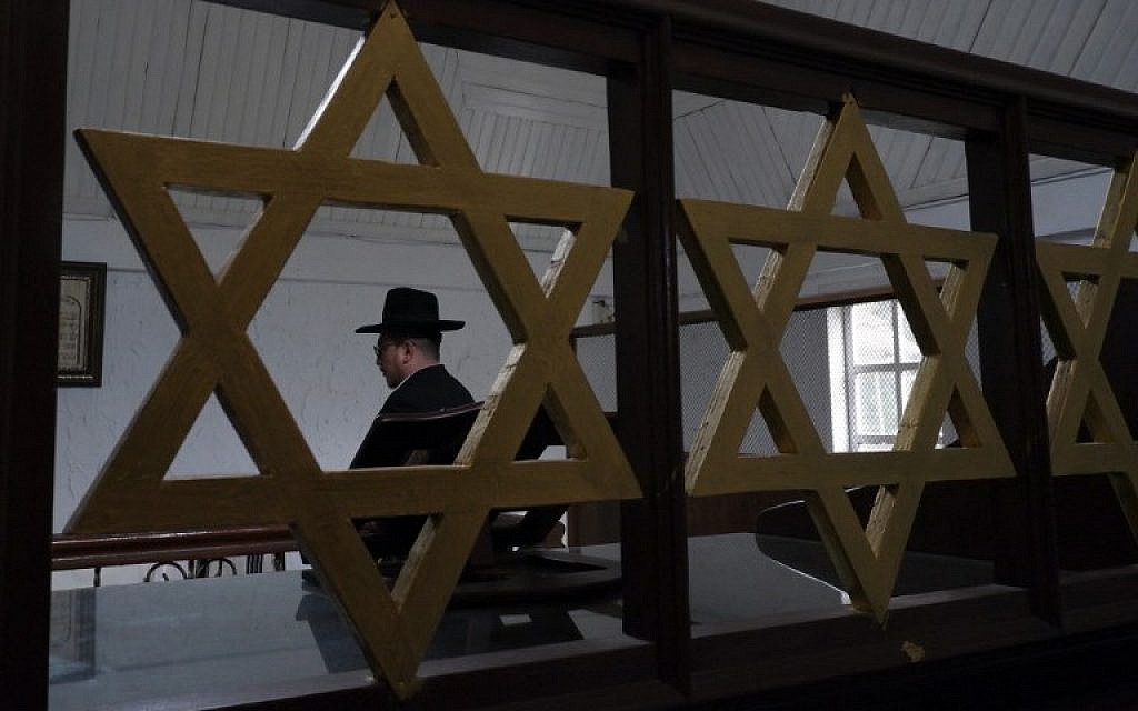 Le rabbin Yaakov Baruch dans la synagogue de Tondano,en Indonésie, le 4 mars 2019. (Crédit : Ronny Adolof Buol / AFP) /