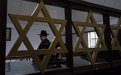 Le rabbin Yaakov Baruch dans la synagogue de Tondano,en Indonésie, le 4 mars 2019. (Crédit : Ronny Adolof Buol / AFP) /