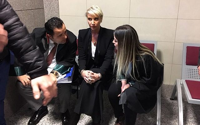 La chanteuse turque Sila avec son avocat Rezan Epozde, au tribunal d'Istanbul, avant le procès de son agresseur présumé, le 7 mars 2019. (Crédit : Fulya OZERKAN / AFP)