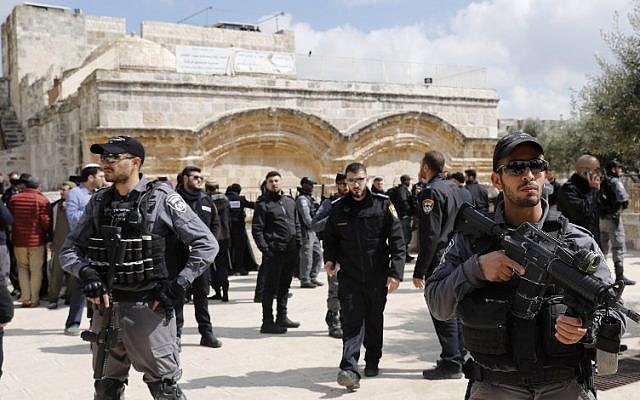 Les forces de sécurité israéliennes montent la garde devant la Porte dorée, également appelée Porte de la miséricorde, lors d'une visite par un groupe de Juifs religieux du mont du Temple dans la Vieille Ville de Jérusalem, le 7 mars 2019. (Crédit : AHMAD GHARABLI / AFP)