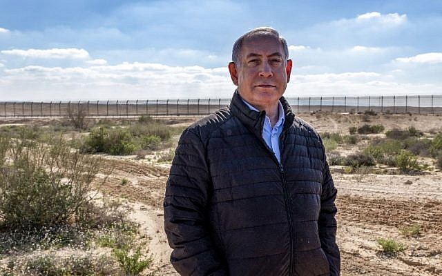 Le Premier ministre Benjamin Netanyahu à la frontière égyptienne, le 7 mars 2019. (Crédit : Jim Hollander/Pool/AFP) Le Premier ministre Benjamin Netanyahu à la frontière égyptienne, le 7 mars 2019. (Crédit : Jim Hollander/Pool/AFP)