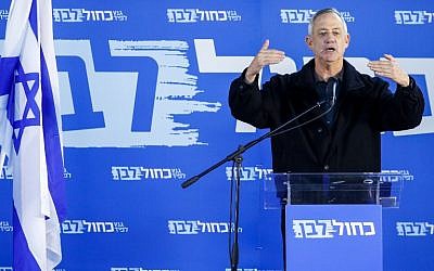 Le général à la retraite de l'armée israélienne Benny Gantz, l'un des dirigeants de l'alliance politique Kakhol lavan, s'adresse aux membres de la communauté druze d'Israël dans la ville de Daliyat al-Karmel dans le nord d'Israël, le 7 mars 2019. (JACK GUEZ / AFP)
