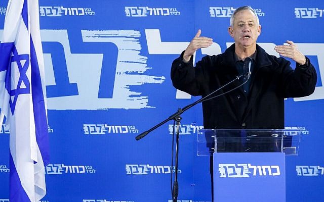 Le général à la retraite de l'armée israélienne Benny Gantz, l'un des dirigeants de l'alliance politique Kakhol lavan, s'adresse aux membres de la communauté druze d'Israël dans la ville de Daliyat al-Karmel dans le nord d'Israël, le 7 mars 2019. (JACK GUEZ / AFP)