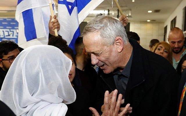 Benny Gantz échange avec une femme lors d'une rencontre avec des membres de la communauté druze d'Israël, dans la ville de Daliyat al-Karmel dans le nord du pays, le 7 mars 2019, dans le cadre de sa campagne électorale. (Crédit : JACK GUEZ / AFP)