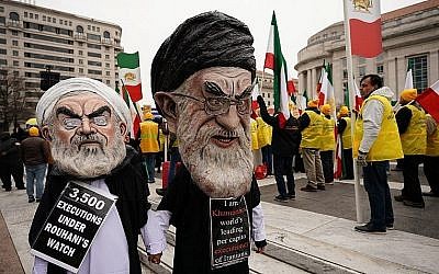 Des mannequins à l'effigie de Hassan Rouhani et de l'Ayatollah Ali Khamenei lors d'une manifestation de l'opposition rianienne à Washington DC, le 8 mars 2019. (Crédit :Mandel NGAN / AFP)