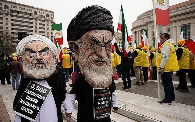 Des mannequins à l'effigie de Hassan Rouhani et de l'Ayatollah Ali Khamenei lors d'une manifestation de l'opposition rianienne à Washington DC, le 8 mars 2019. (Crédit :Mandel NGAN / AFP)