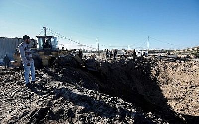Des Palestiniens déblayent les décombres d'une attaque aérienne sur un site qui, selon l'armée israélienne, était lié au groupe terroriste du Hamas, près de Khan Younès, dans le sud de la bande de Gaza, le 9 mars 2019. (Saïd Khatib/AFP)