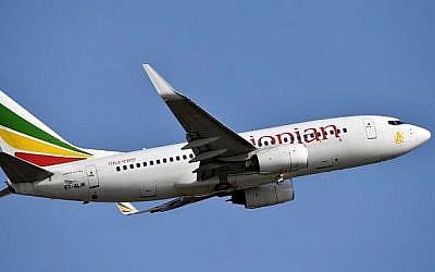 Photo d'illustration. Un avion Boeing 737-700 d'Ethiopian Airlines, le 28 novembre 2017 (Crédit :  ISSOUF SANOGO / AFP / File)