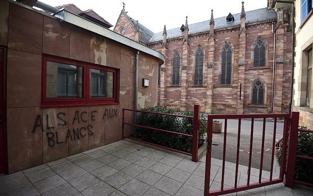 Des inscriptions antisémites sur la façade de la mairie d'Heiligenberg, en Alsace, le 12 mars 2019. (Crédit : PATRICK HERTZOG / AFP)