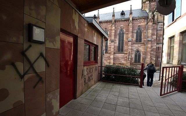 Des inscriptions antisémites sur la façade de la mairie d'Heiligenberg, en Alsace, le 12 mars 2019. (Crédit : PATRICK HERTZOG / AFP) Des inscriptions antisémites sur la façade de la mairie d'Heiligenberg, en Alsace, le 12 mars 2019. (Crédit : PATRICK HERTZOG / AFP)