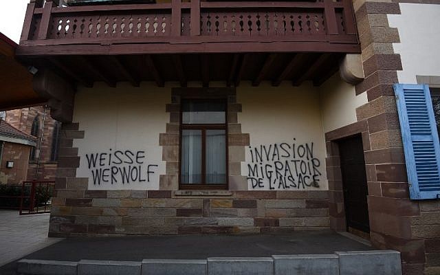 Des inscriptions antisémites sur la façade de la mairie d'Heiligenberg, en Alsace, le 12 mars 2019. (Crédit : PATRICK HERTZOG / AFP) Des inscriptions antisémites sur la façade de la mairie d'Heiligenberg, en Alsace, le 12 mars 2019. (Crédit : PATRICK HERTZOG / AFP)