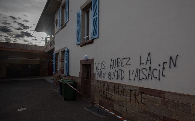 Des inscriptions antisémites sur la façade de la mairie d'Heiligenberg, en Alsace, le 12 mars 2019. (Crédit : PATRICK HERTZOG / AFP) Des inscriptions antisémites sur la façade de la mairie d'Heiligenberg, en Alsace, le 12 mars 2019. (Crédit : PATRICK HERTZOG / AFP)