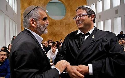 Michael Ben-Ari et Itamar Ben Gvir (à droite) du parti Otzma Yehudit assistent à une audience à la Cour suprême de Jérusalem, le 14 mars 2019. (GIL COHEN-MAGEN / AFP) Michael Ben-Ari et Itamar Ben Gvir (à droite) du parti Otzma Yehudit assistent à une audience à la Cour suprême de Jérusalem, le 14 mars 2019. (GIL COHEN-MAGEN / AFP)