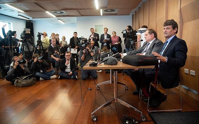 Le propriétaire d'un magasin d'armes David Tipple et son conseiller en relations publiques David Linch lors d'une conférence de presse au Piano Event Centre à Christchurch, le 18 mars 2019, après une fusillade qui a fait 50 morts; (Crédit : Marty MELVILLE / AFP)