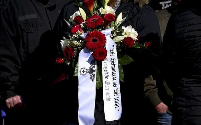 Une couronne flanquée d'un aigle, symbole clairement nazi, lors des funérailles de Thomas Haller, figure majeure de l'extrême droite néo-nazie allemande, à Chemnitz, le 18 mars 2019 (Crédit : Ronny Hartmann / AFP)
